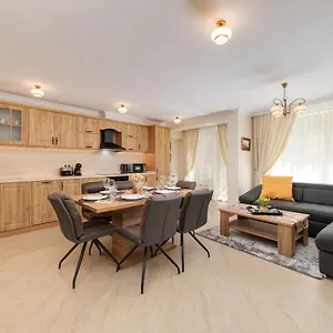https://deluxe-and-central-garden-apartment.goldensandshotels.net